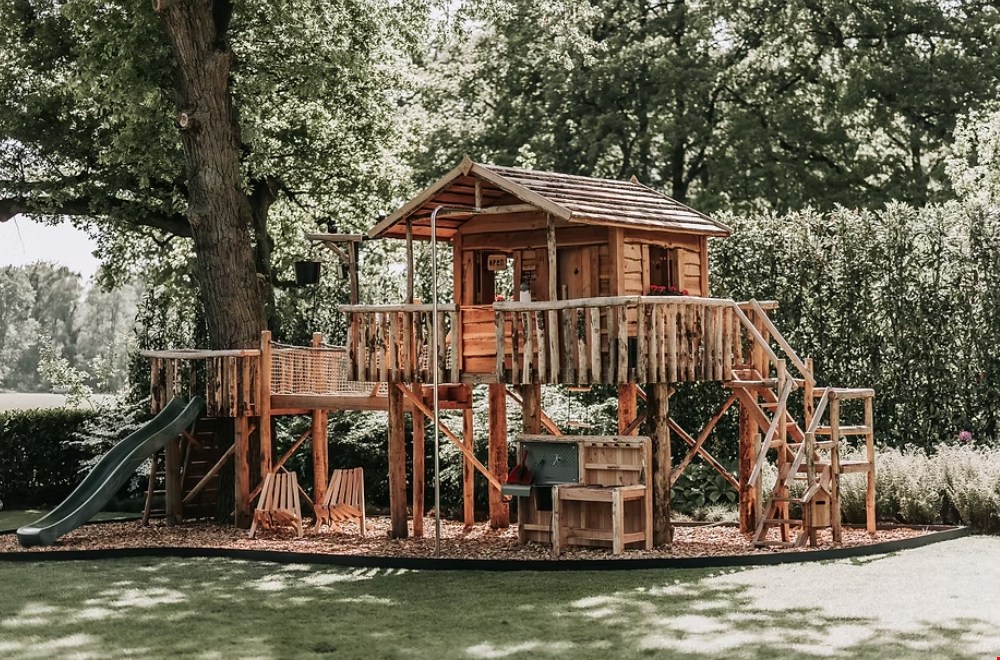 Geen idee waarom, maar kinderen slepen echt álles mee naar hun speelhuis